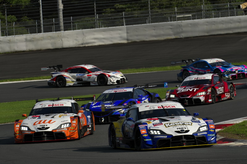 セーフティカーが出動してトップのKeePer TOM'S GR Supra（37号車）との差がつまったau TOM'S GR Supra（36号車）