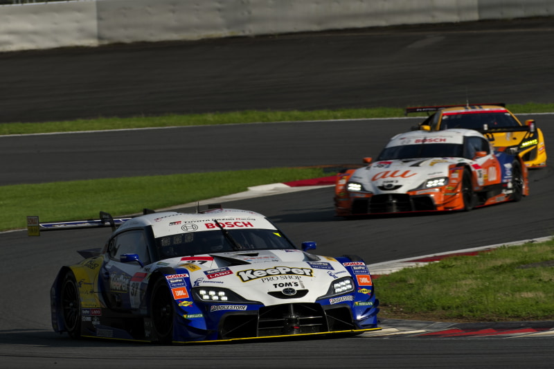 トップを追いかけるが徐々に離されてしまう