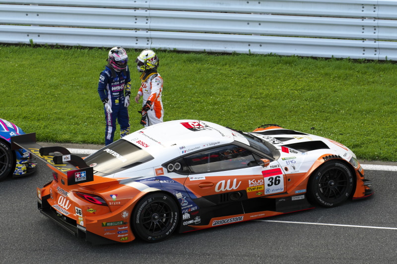 ゴールした後WAKO'S 4CR GR Supra（14号車）のドライバー（坪井翔選手）と健闘をたたえ合う関口雄飛選手