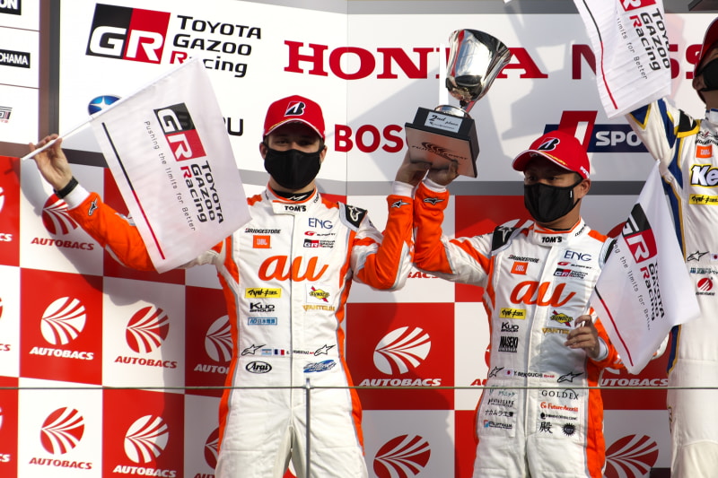 表彰台でのサッシャ・フェネストラズ選手（左）と関口雄飛選手（右）