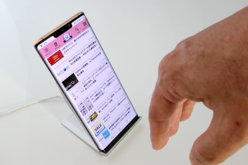 画面に手の甲を向けると、下向きの手のアイコンが表示される。この状態から、指先が上む向きになるように動かすと、上方向にスクロールできる