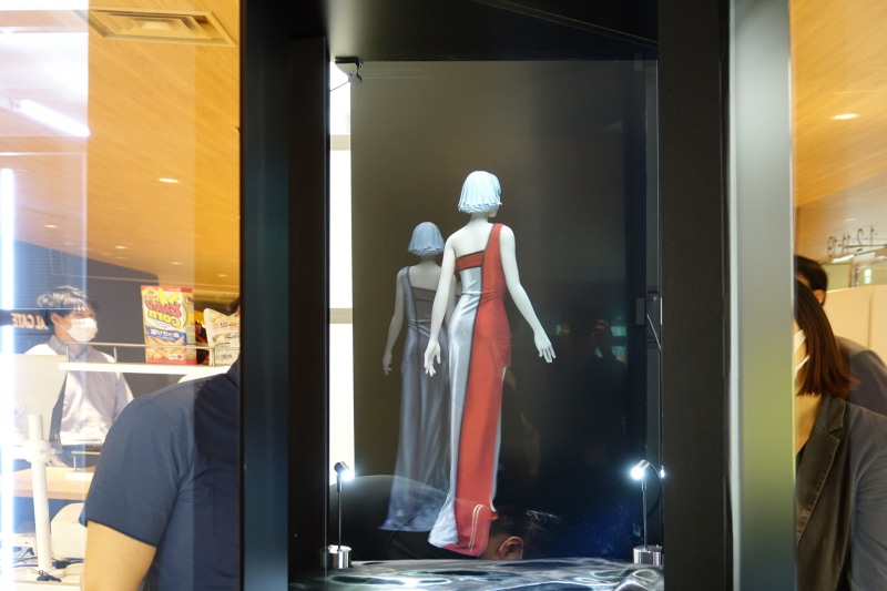 立体映像を投影できる。エンタメ要素での需要が強いが、実写の人を映し出すこともできるため、遠隔地にいるキーパーソンの演説や会議の出席などにも対応できる