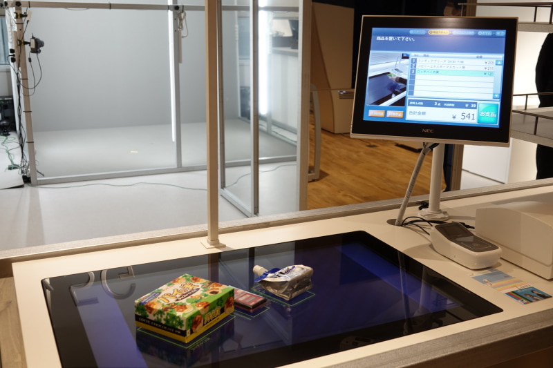 カメラで商品を認識し、金額が表示される。ディスプレイの上で商品を動かしても正確に認識され続けた