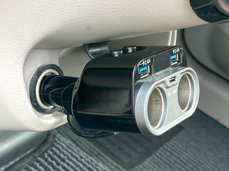 実際にシガーソケットに差し込んだところ。根元はやや長めだ