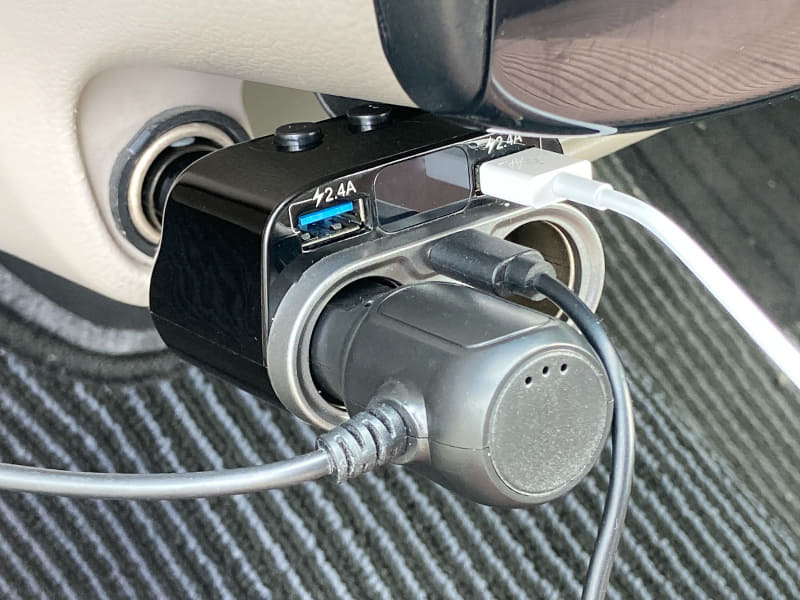 USBケーブルを接続したところ。ここでは表示されていないが、正面上部の液晶には電圧を表示できる