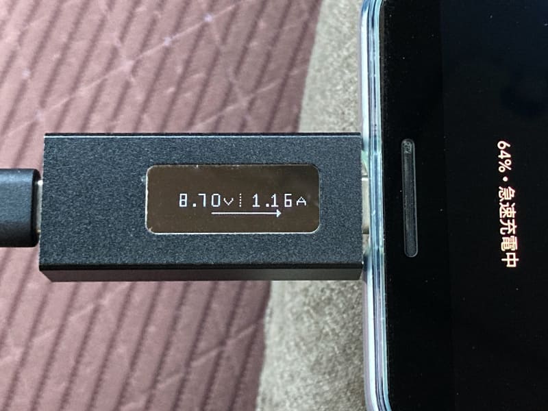 Pixel 3を接続したところ。9Vで急速充電されているようだが、製品によっては対応しない可能性もありそうだ