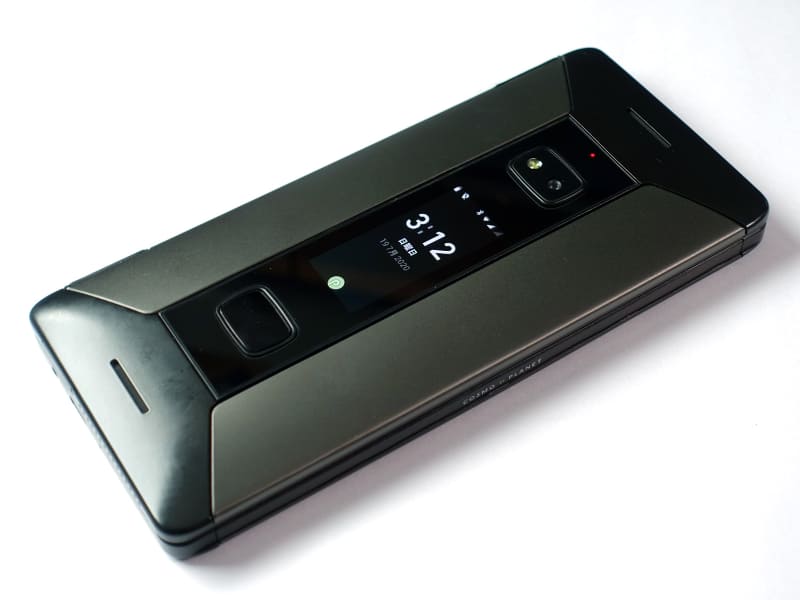 Cosmo Communicator。閉じた状態ではサブディスプレイのみが利用できる