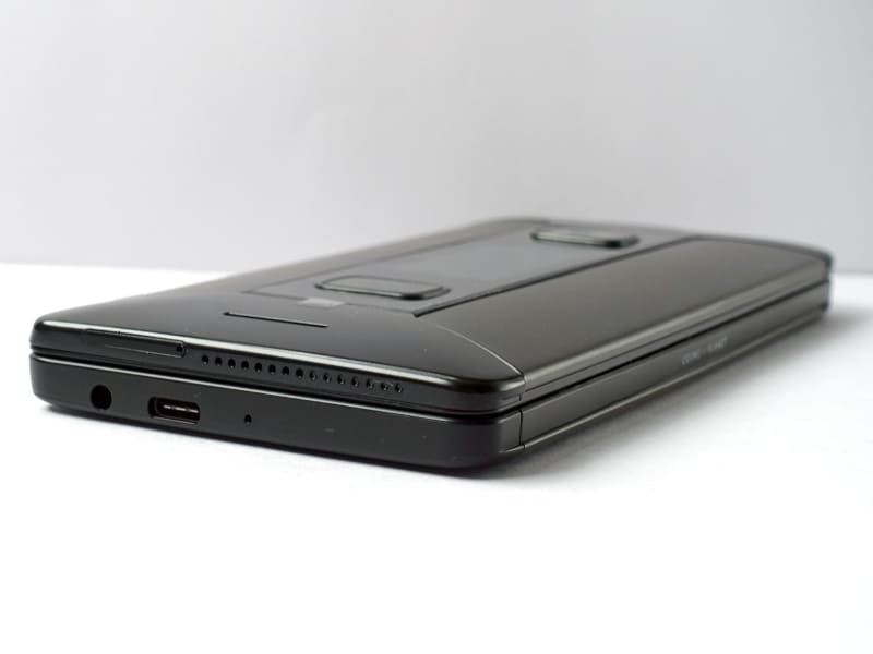 左側面にはUSB Type-C端子と3.5ミリヘッドフォンジャック