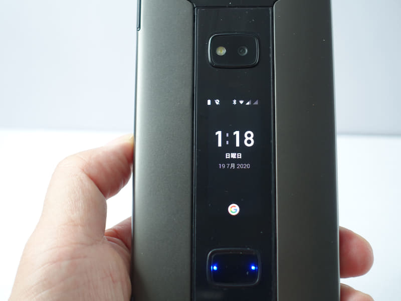 サブディスプレイには時計や通知を表示可能