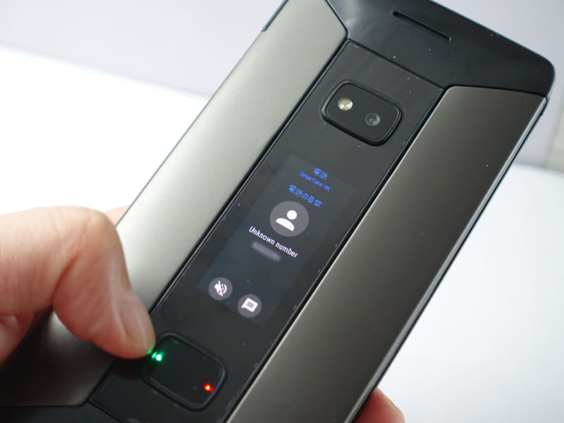 電話の発着信も開くことなく操作できる