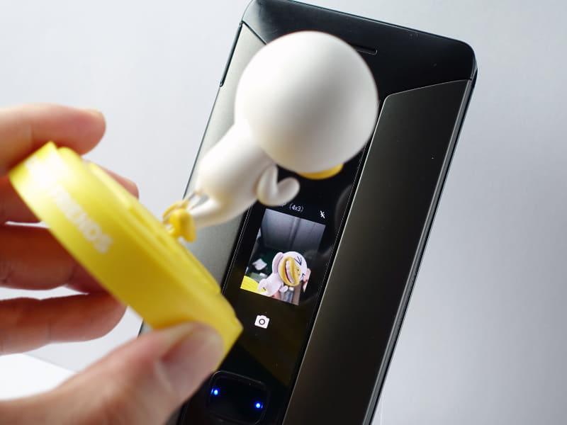 カメラも操作可能。閉じた状態でも自撮りできる