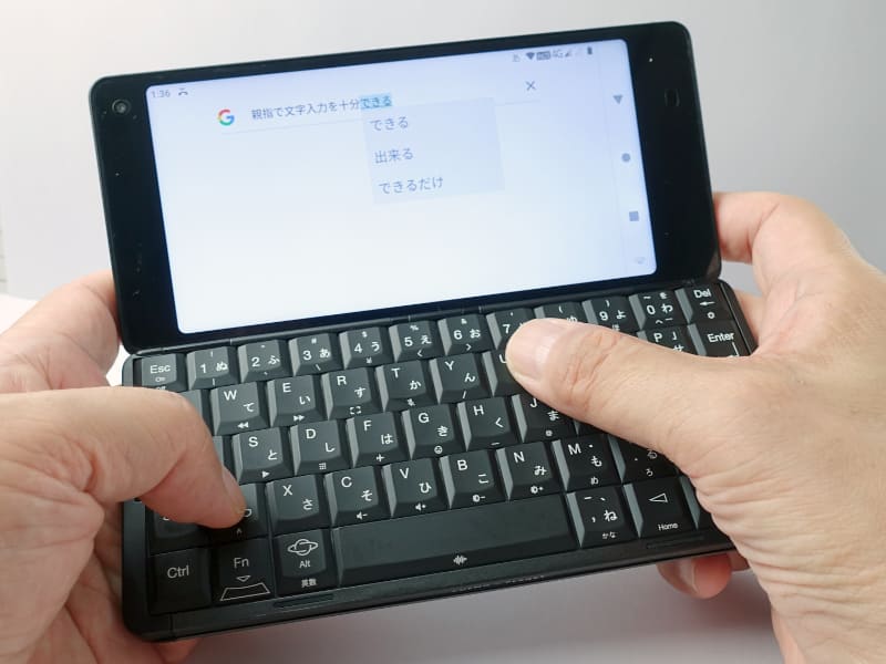 本体を持って親指での入力も可能だ