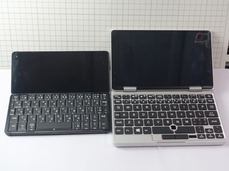 Cosmo Communicator（左）とUMPCのOneMix2S（右）を比較