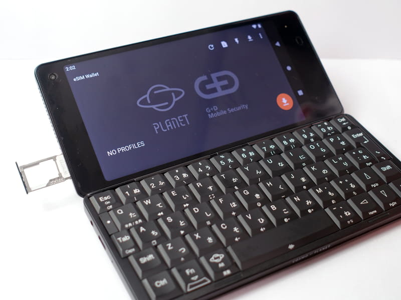 SIMスロットは天板の左側、eSIMにも対応。単体で通信可能だ