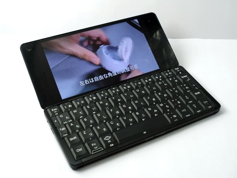 YouTubeを視聴するときもスタンドいらず、ちょうどいい角度で見ることができる