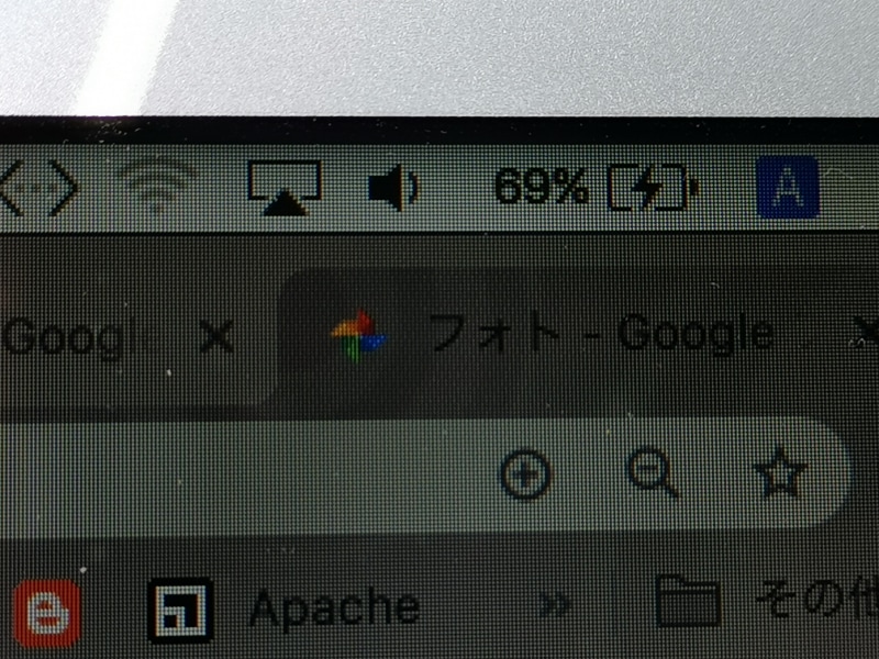 （左）屋外でノマドワークも可能（右）きちんと充電している