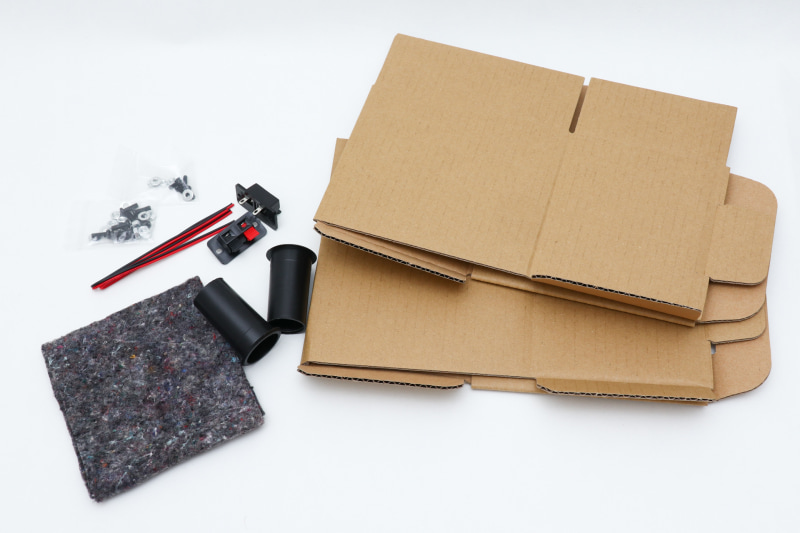「だんすぴkit」の中身、スピーカーユニットは好みのもを別に組み合わせ、ほかに工具や接着剤などが必要。筆者は平型端子を追加した