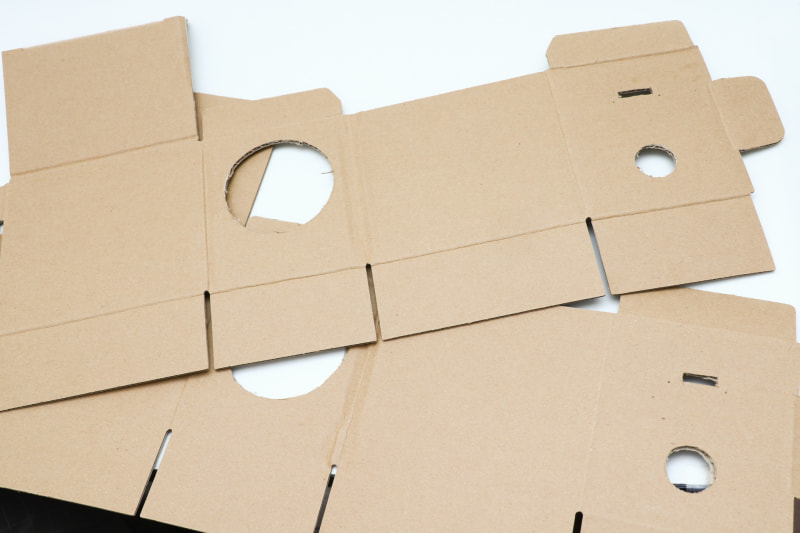 箱は組み直すと強度が落ちてしまうので、最初にスピーカーなどの穴をあけておくことがおすすめだ