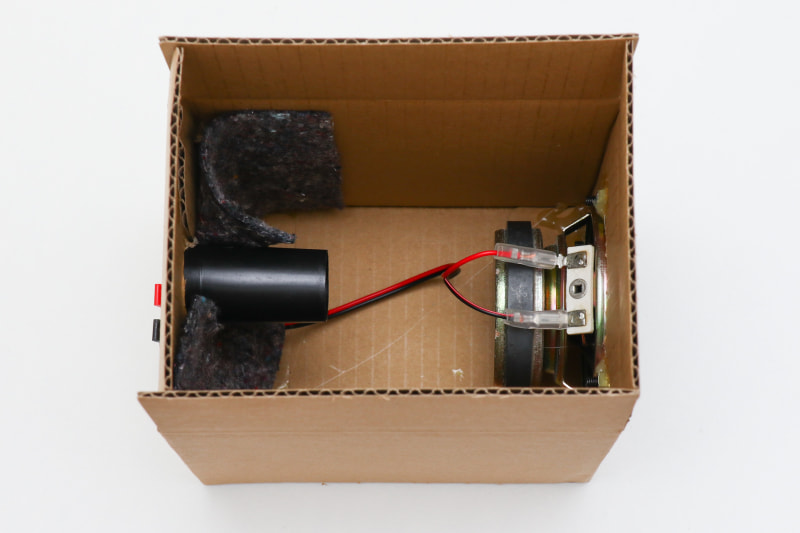 すべてのパーツを組み付けたところ。この後でスピーカーを止めているナットをホットボンドで固定してからスピーカーを外す