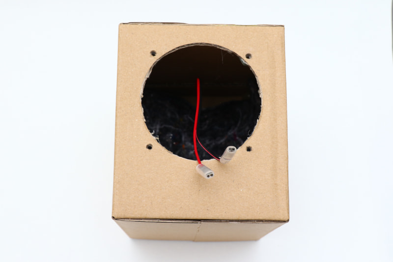 箱を完成させ、最後にスピーカーを前面からビス止めすればよい状態