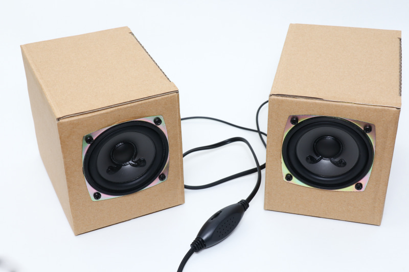 まずは完成。スピーカーユニットの金属部分のクロメート処理がダンボールの色にマッチしているので、ダンボールは装飾なしとした