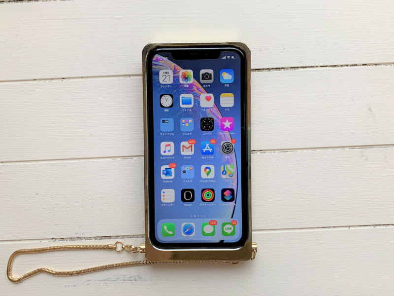 ゴールドの外枠がしっかりとスマホを守る