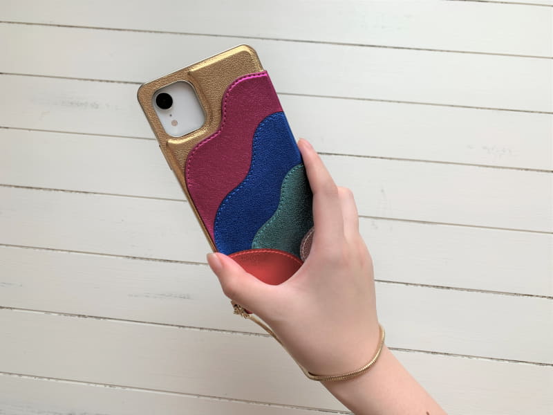 ストラップを手にかけると落下防止になる