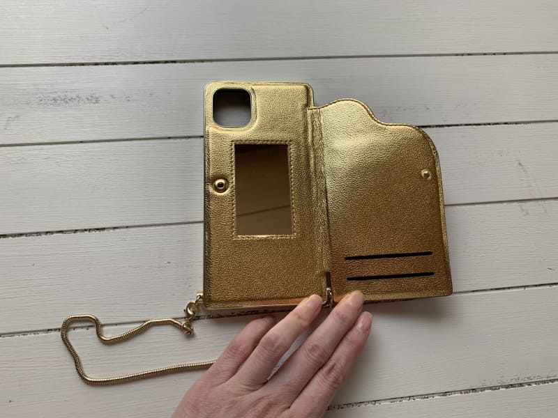 フリップを開くと、ミラーとカード収納ポケットがある