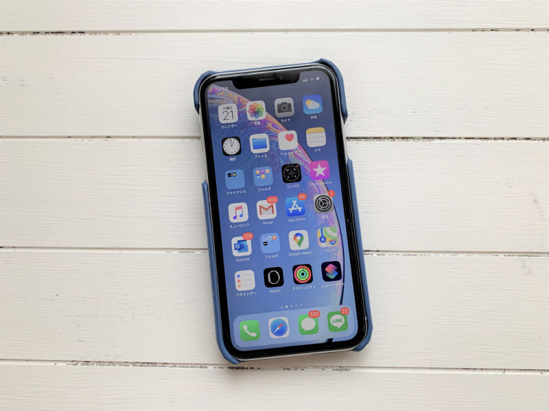 画面側ではケースの周囲が気にならないデザイン