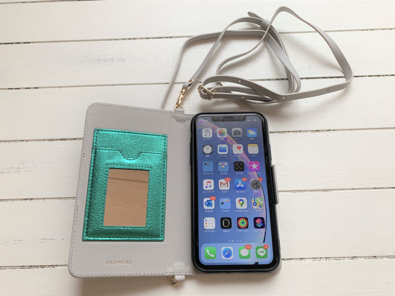 フリップを開くと、カード入れとミラーがある