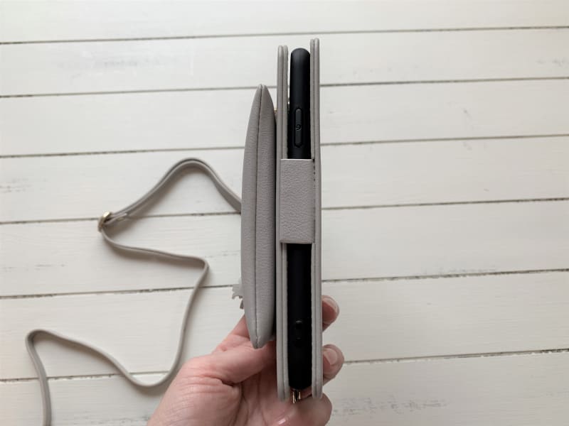 ポーチに何も入れていない状態でこのぐらいの厚みがある