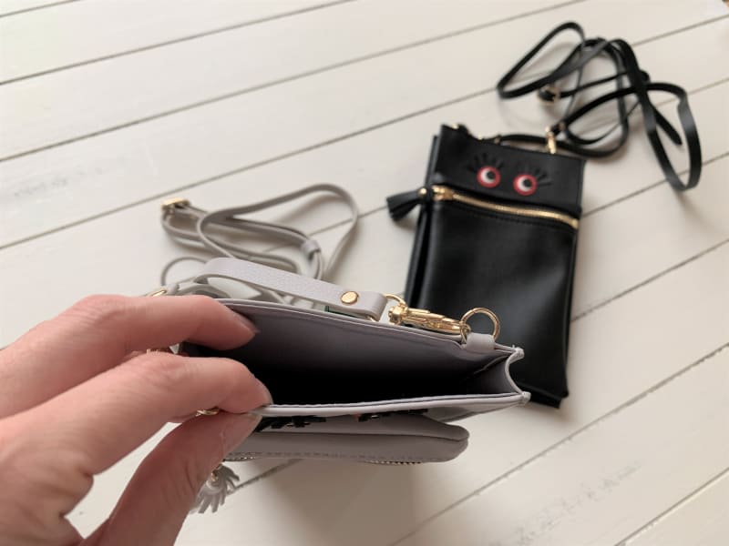 パスポートが入るサイズで、マチが付いているため、収納力がある。