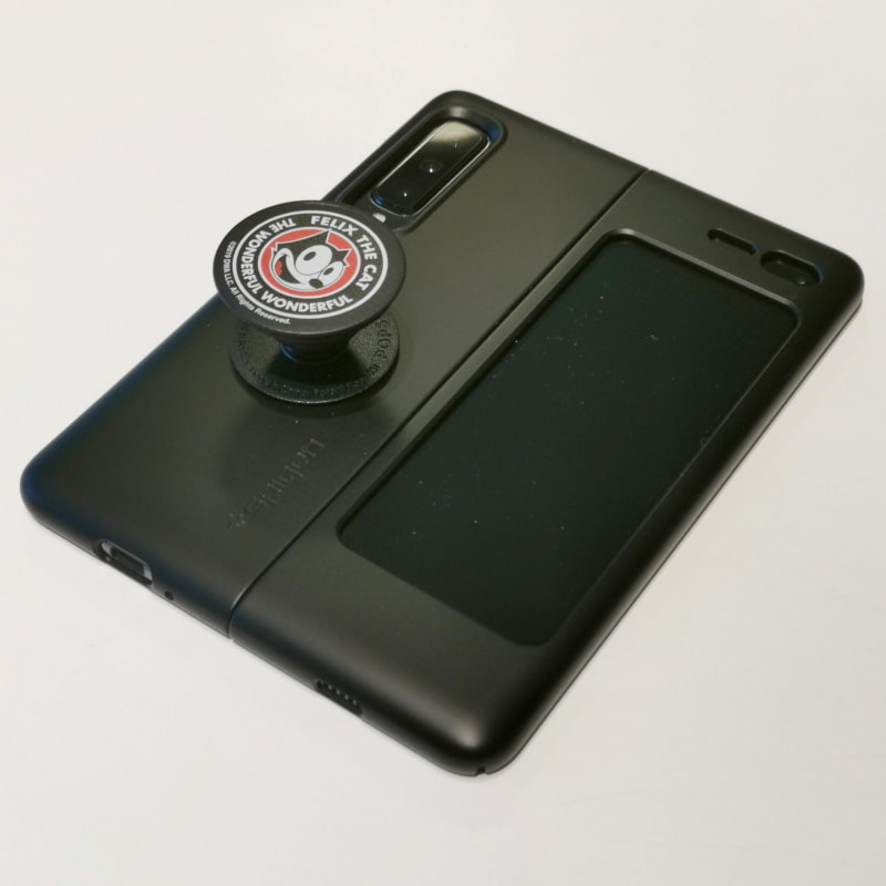 ディスプレイを開いてタブレット状態にしてもこの位置でホールドできるはず