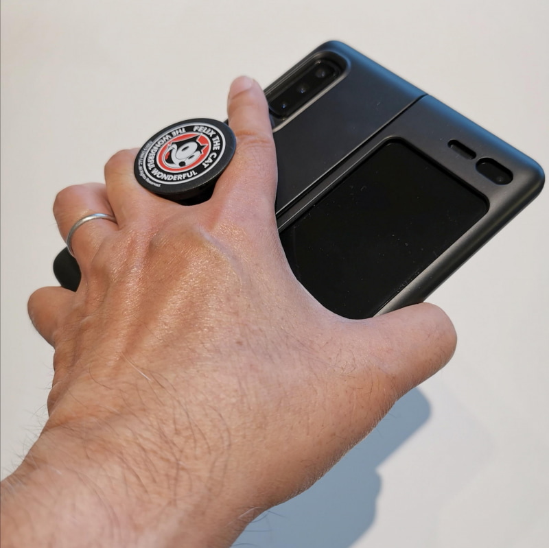 液晶画面を開いたタブレット状態でうつ伏せに持っても落とす気がしない