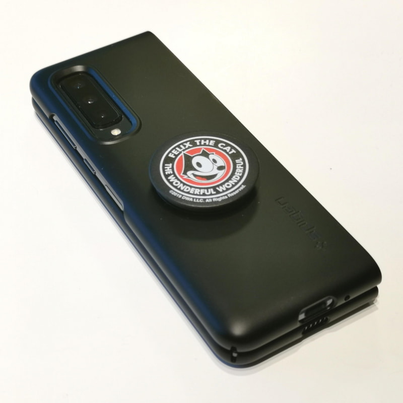 マットブラックのspigenケースにはPopSocketsは綺麗に密着した