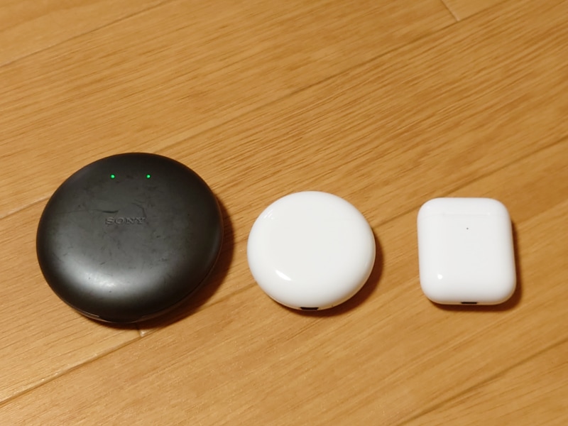 Xperia Ear Duo（左）、FreeBuds 3（中央）、AirPods（右）とケースを並べてみました。写真ではあまり違いが分かりませんが、FreeBuds 3のケースはAirPodsより一回り大きいです