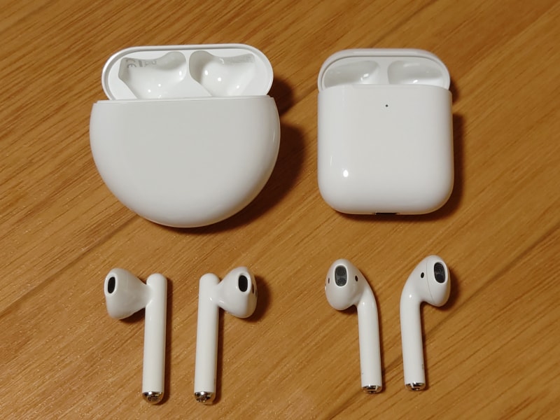 イヤフォン本体をAirPodsと比較。左がFreeBuds 3で右がAirPods。よく似ておりますがAirPodsの方が曲線的ですね