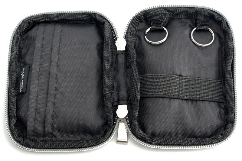 内部にはカード収納ポケット×2とスマートキー収納部×2がある。