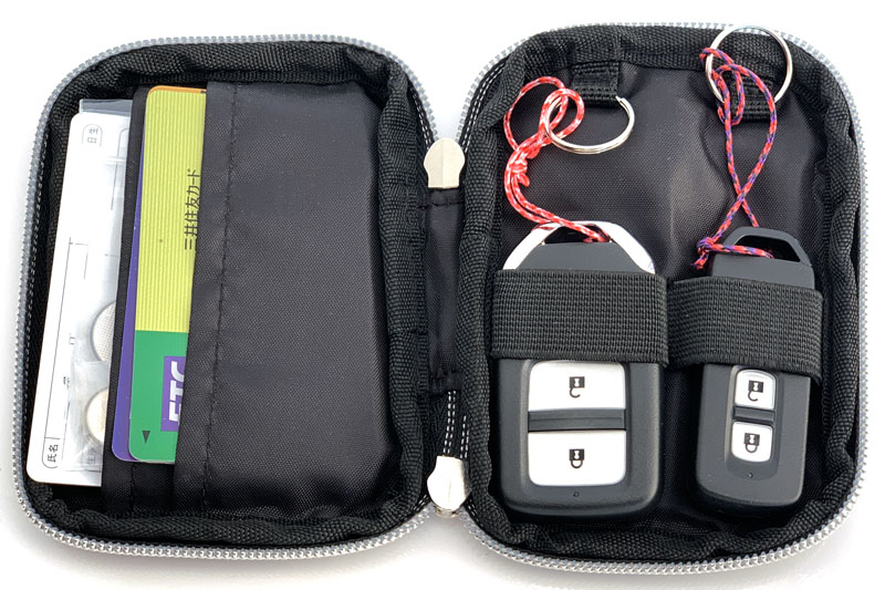 俺の場合、このスマートキーケースをスマートキーと運転関連カード類収納のために使っていた。けっこー収納力ありまっせ〜♪