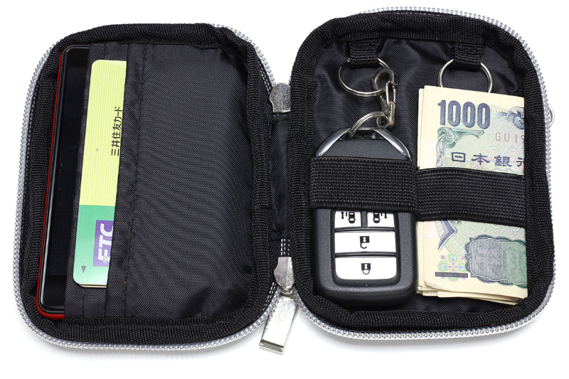 Rakuten Miniとクレジットカード類、それからスマートキー×1を収納しつつ、もうひとつのスマートキー収納部に紙幣を4つ折りにして入れた様子。なかなかイイ!!!　でも、硬貨は？