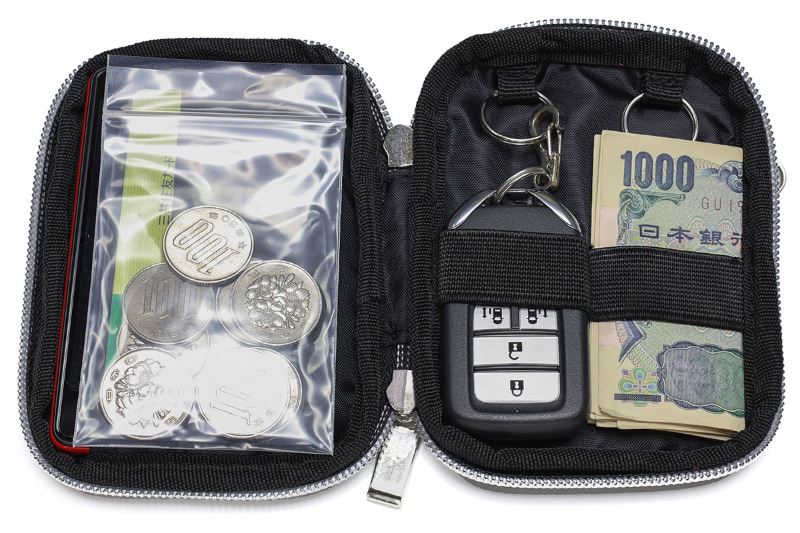 もっ、申し訳ないがっ、硬貨はビニール袋でっ!!!　細長い硬貨ケースをスマートキー収納部にセットすることができるかもしれない……が、試していない。