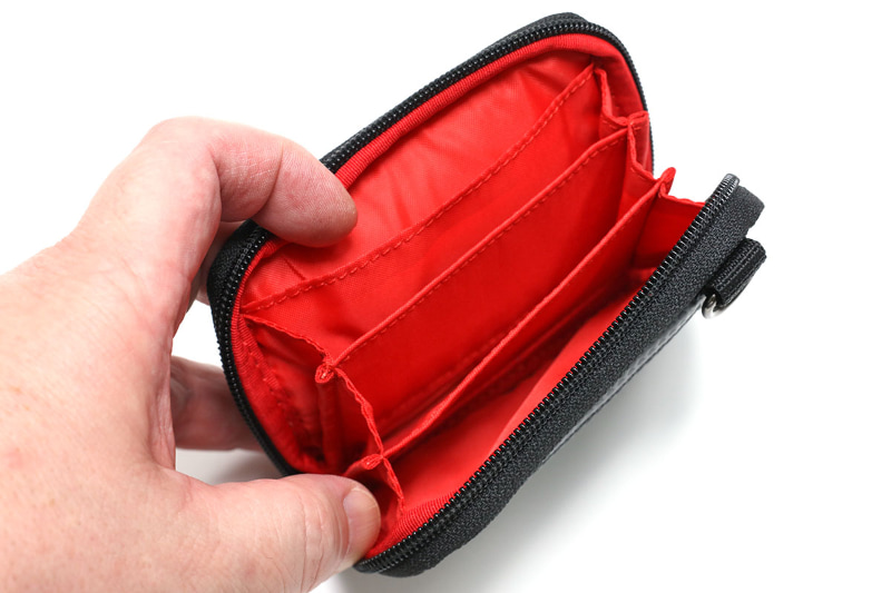 内部には4つのポケットがあり、それぞれカードサイズより少し大きめ。カードなら20枚くらいは入る。ポケットに小銭を入れることもできる。