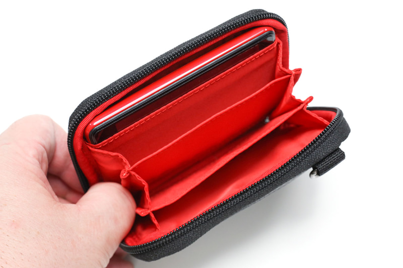 最も外側のポケットにRakuten Miniが入る。ただし、Rakuten Miniがギリギリ入るという収まり方だ。でも使用には差し支えがなく、Rakuten Miniがギリギリ入っていることでケースに張りが出て逆にイイ感じ。