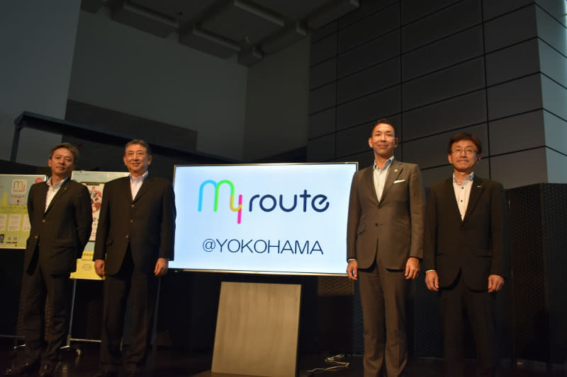 左から、アットヨコハマ取締役 東昭人氏、代表取締役 上野健彦氏、代表取締役 宮原漢二氏、取締役 山内英志氏