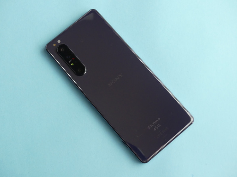 ドコモ版「Xperia 1 II」。渋いパープルも格好いいです。