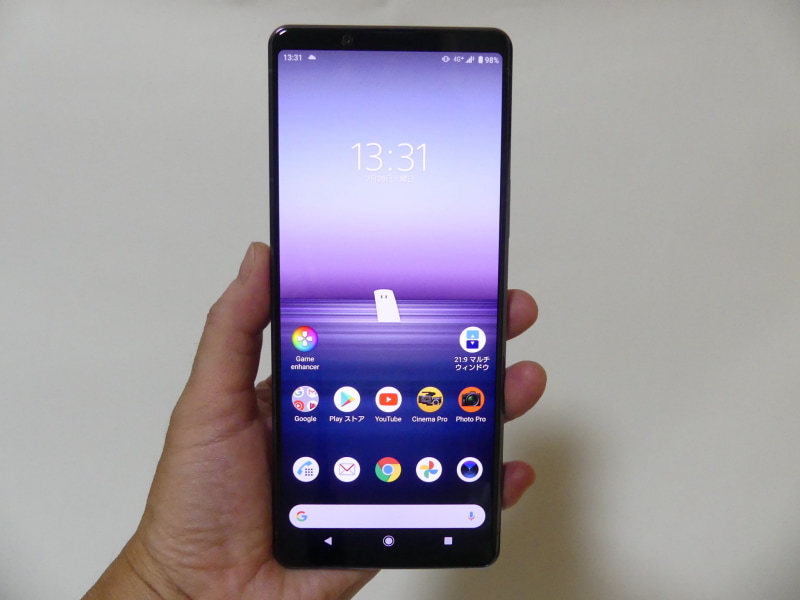 縦長画面ですが、重量バランスが良く、持った感じは自然。そして軽量です