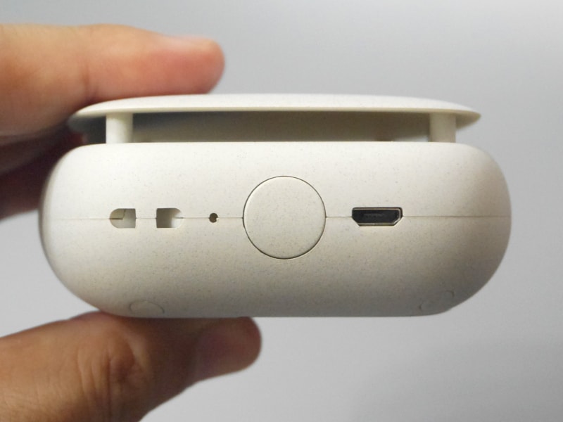 側面には充電用microBポート、電源ボタン、ストラップホールを備える