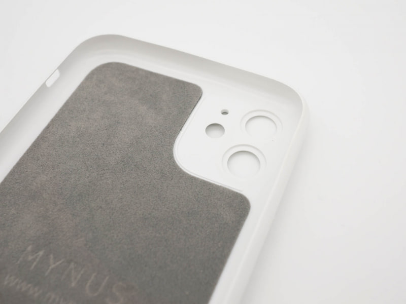 ケース内側。レンズ部分はしっかり収まるように細かく作り込まれている