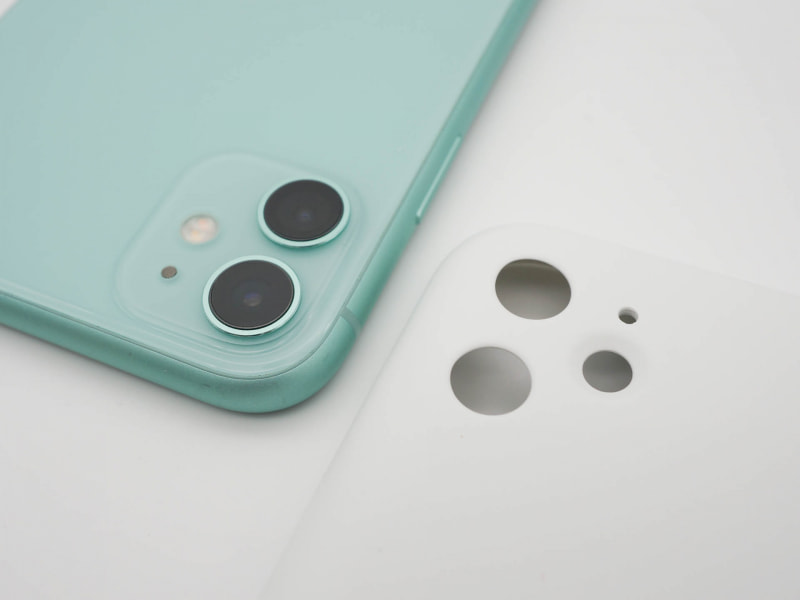 iPhone 11シリーズのケースは、レンズ周囲の四角いエリア全体が露出するものが多い