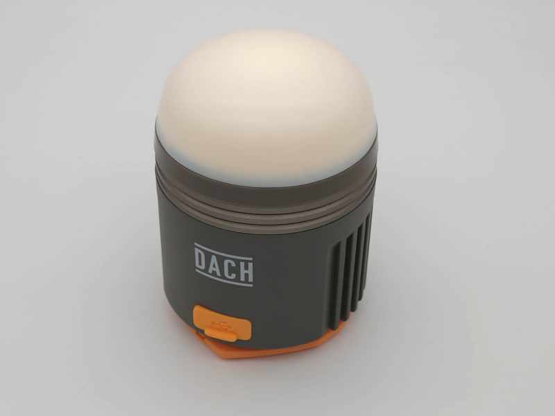 屋内照明に最適な散光タイプ。ドーム部は蓄光素材で、消灯後も少しの間、淡く光り続ける